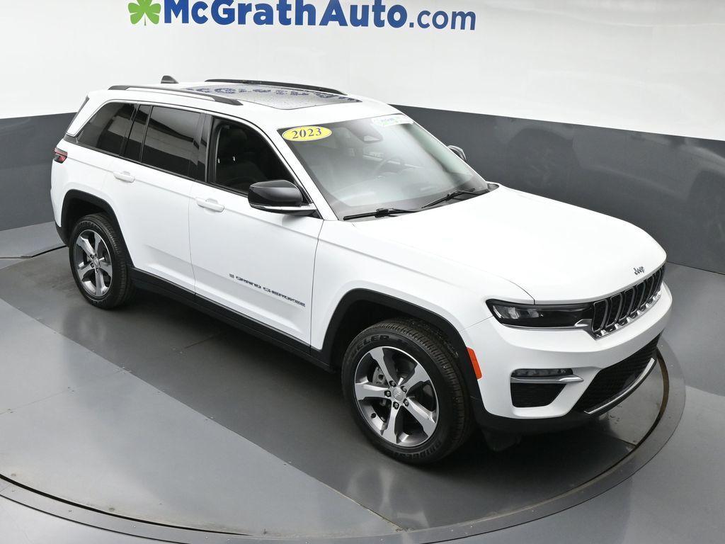 2023 Jeep Cherokee Base photo 2
