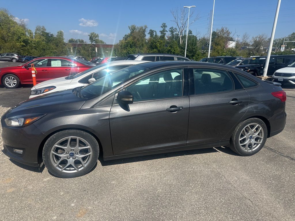2015 Ford Focus SE photo 2