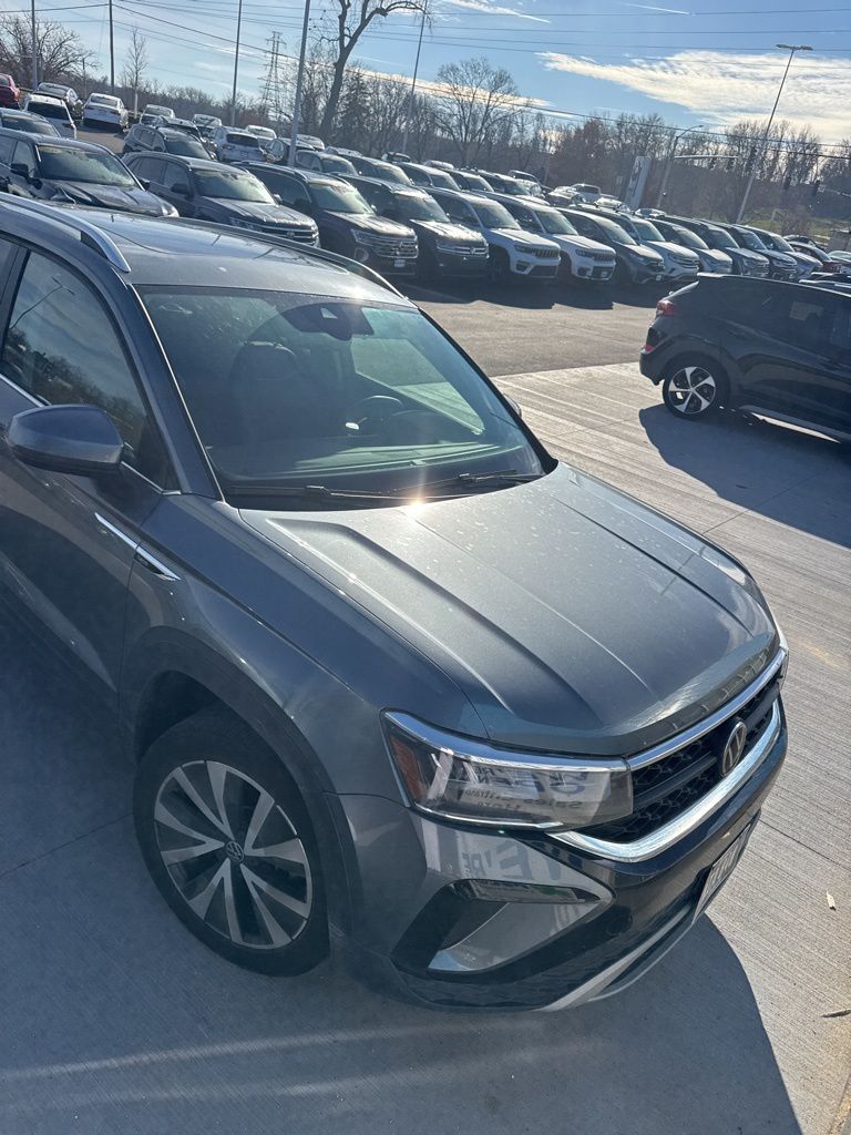 2023 Volkswagen Taos SE photo 3