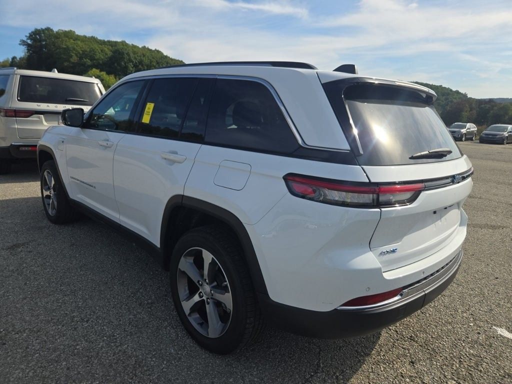 2023 Jeep Cherokee Base photo 2