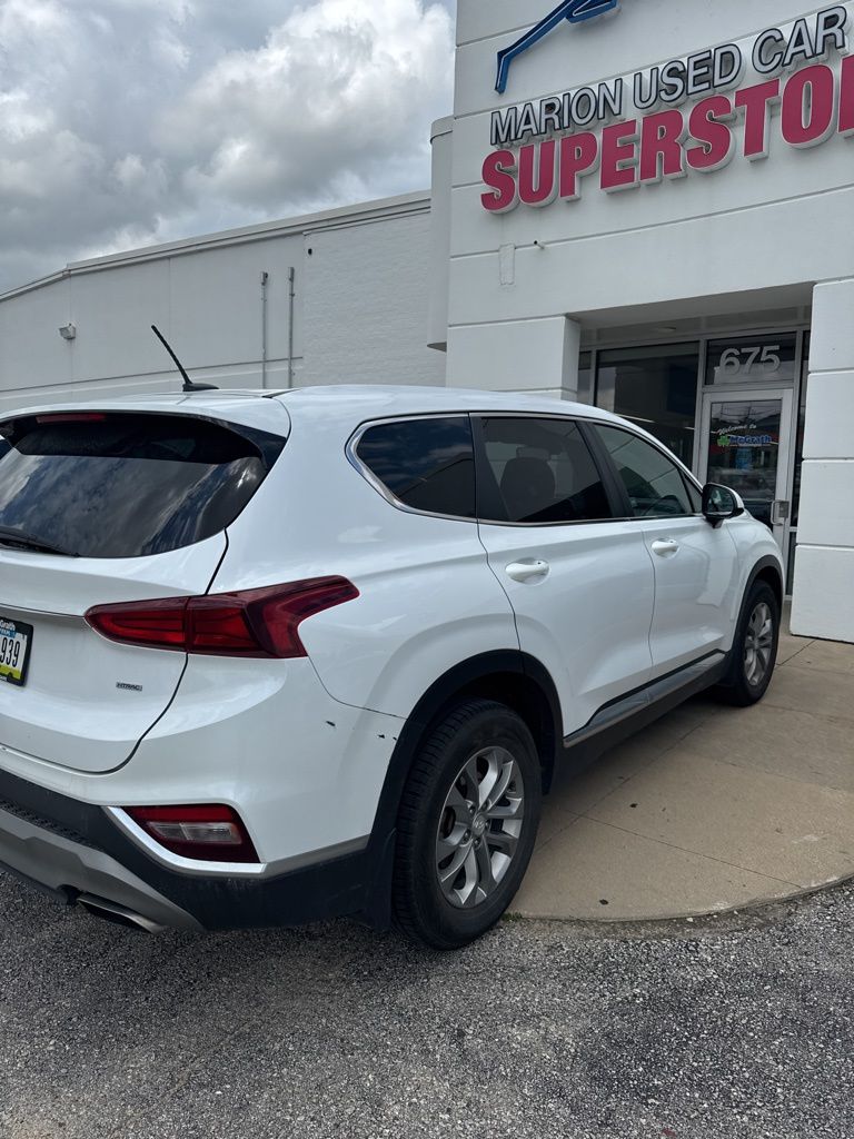 2020 Hyundai Santa Fe SE photo 3