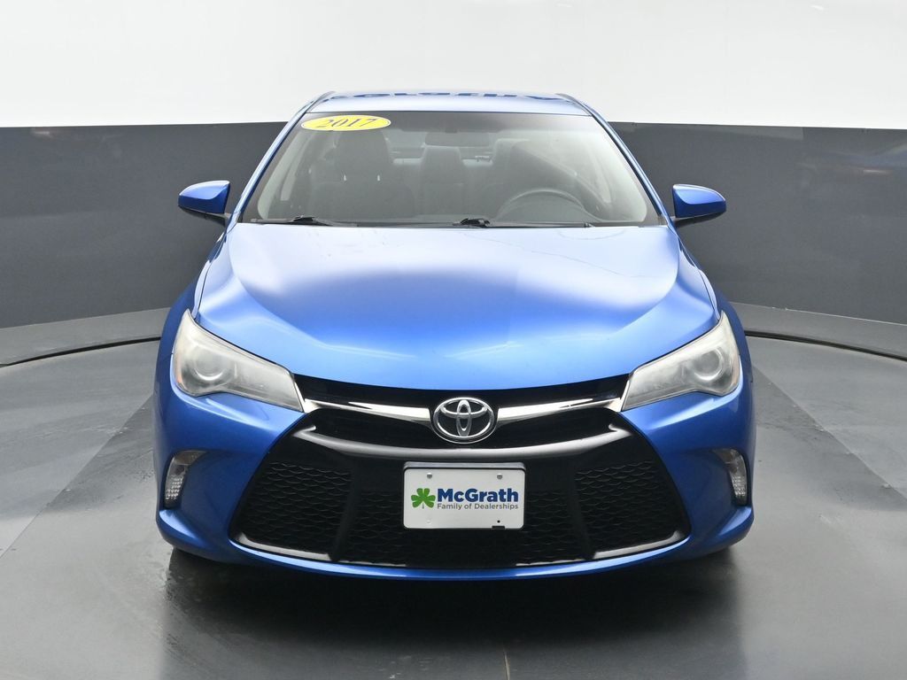 2017 Toyota Camry XLE photo 3