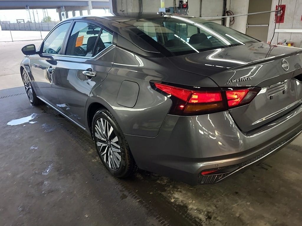 2024 Nissan Altima 2.5 SV photo 2