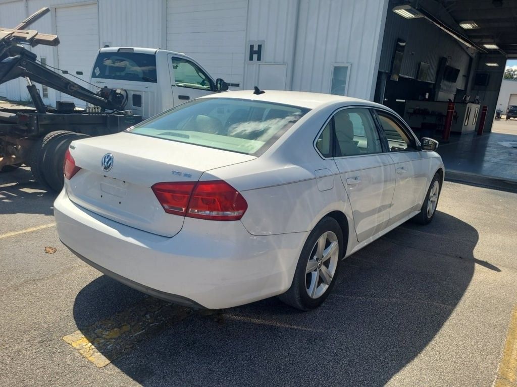 2015 Volkswagen Passat SE photo 2
