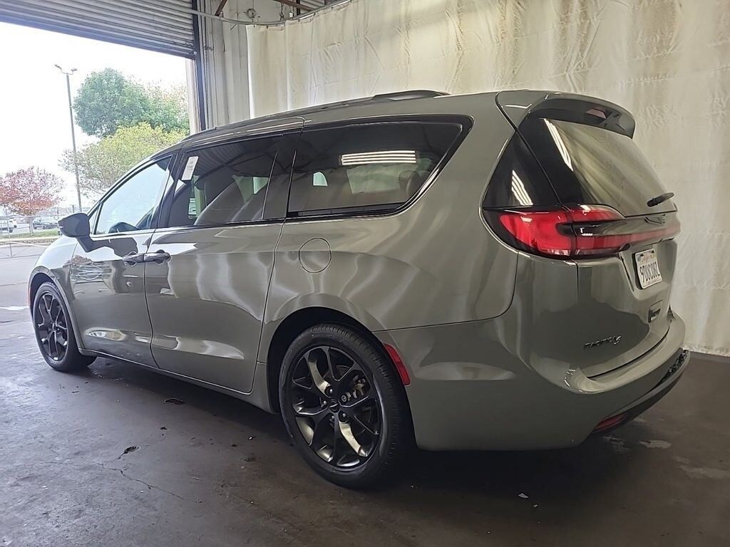 Used 2022 Chrysler Pacifica Touring L Van Passenger Van