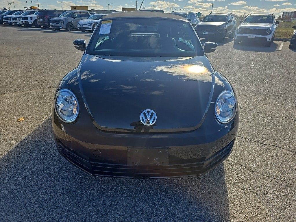 2013 Volkswagen Beetle 2.5L Convertible photo 2