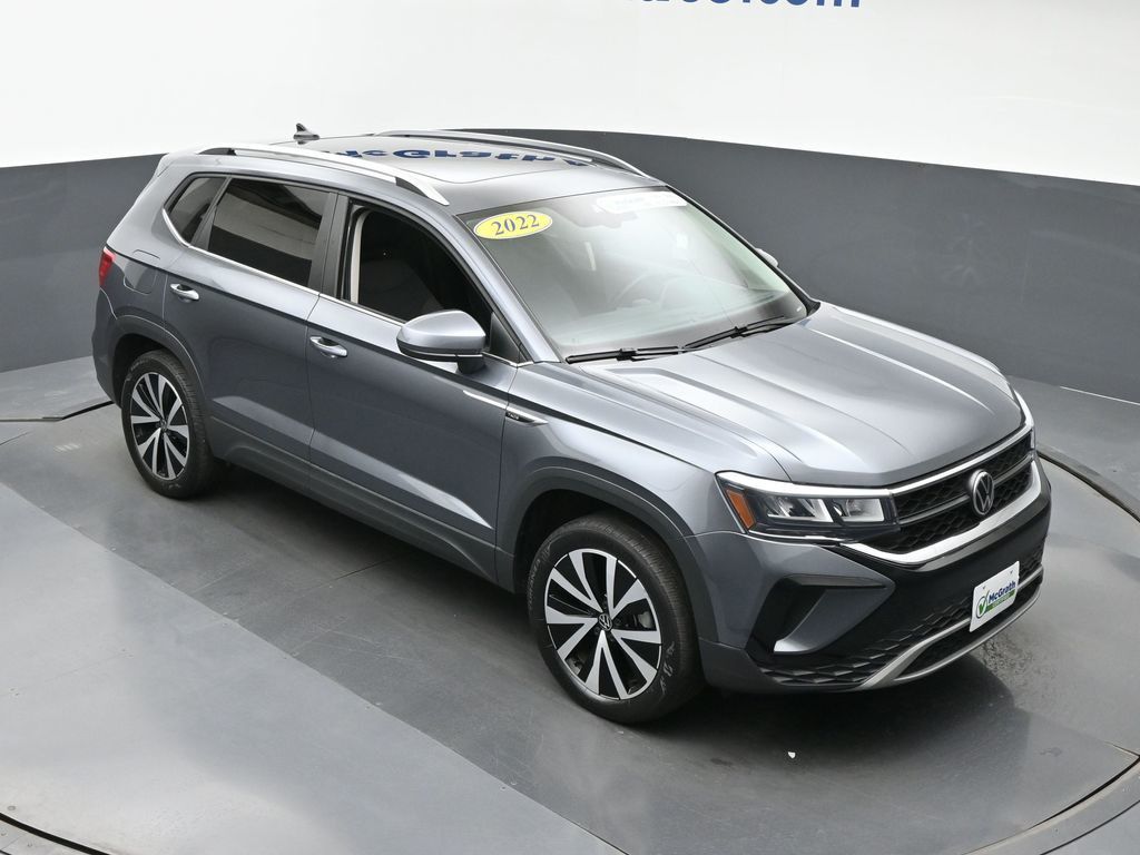 2022 Volkswagen Taos SE photo 2