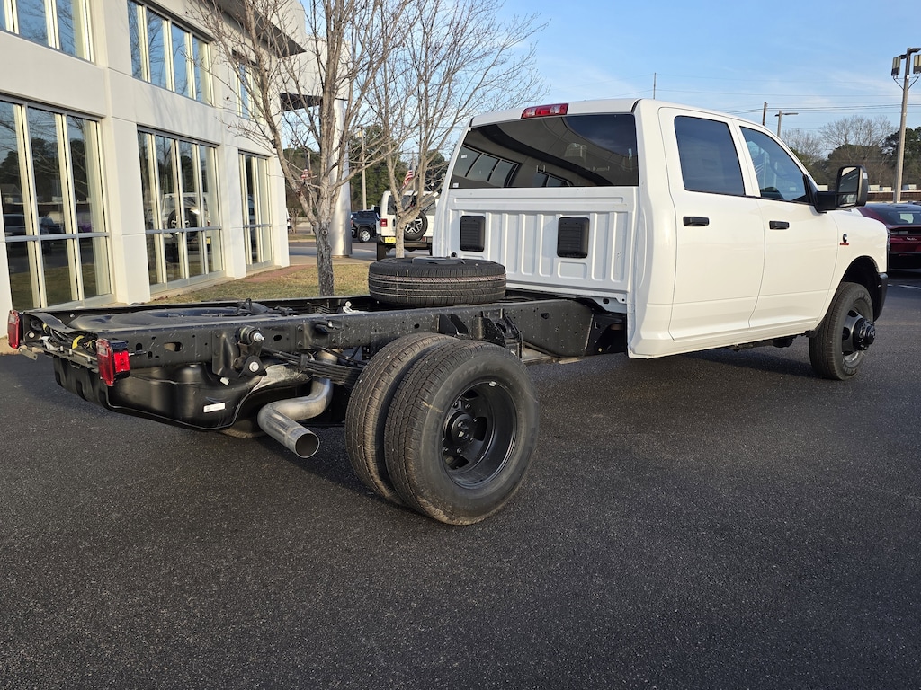 New 2026 Ram 3500 Chassis Cab TRADESMAN CREW 4X4 60' CA Pickup