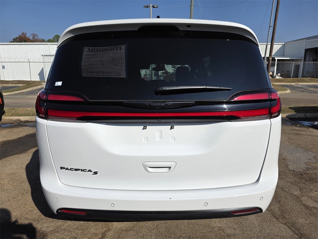 2024 Chrysler Pacifica Touring L photo 3