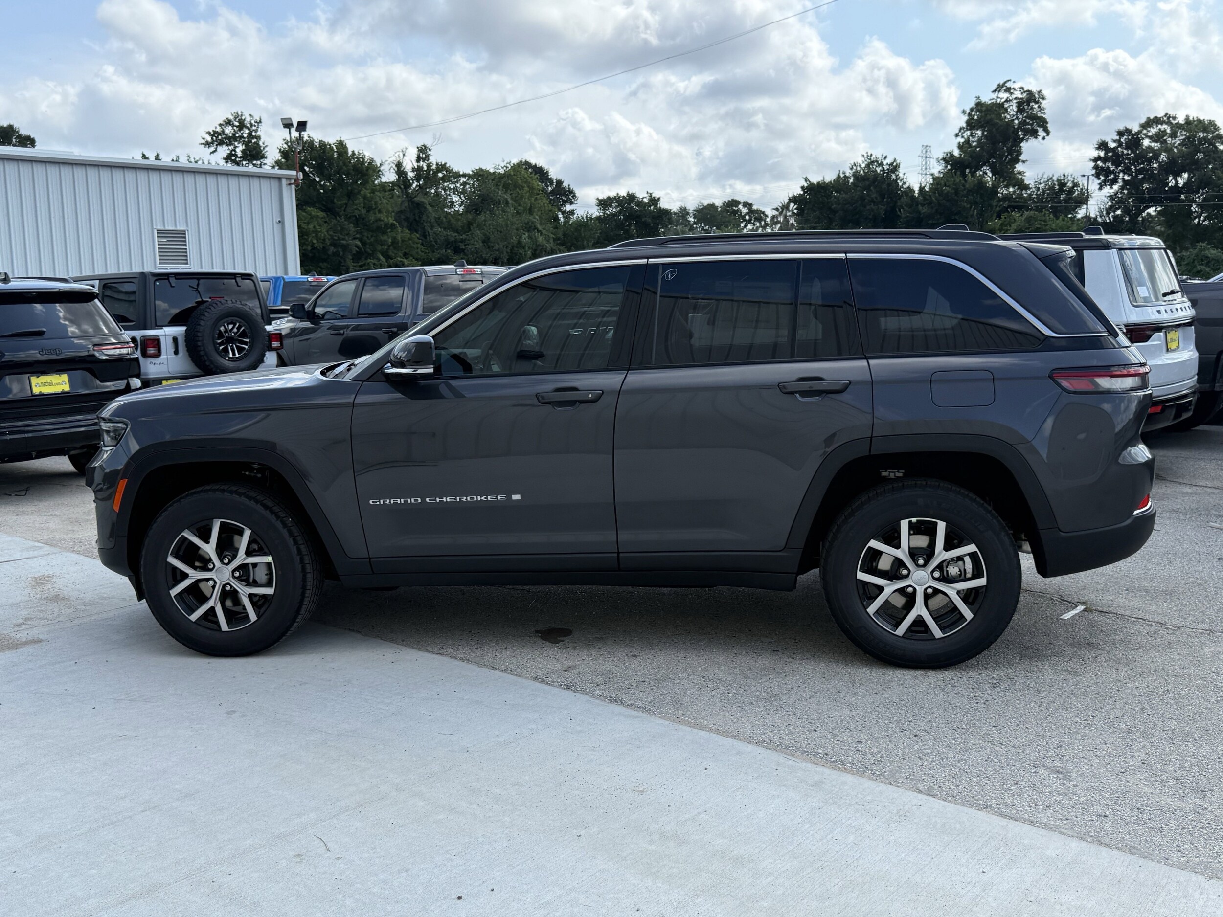 2025 Jeep Grand Cherokee Limited photo 4