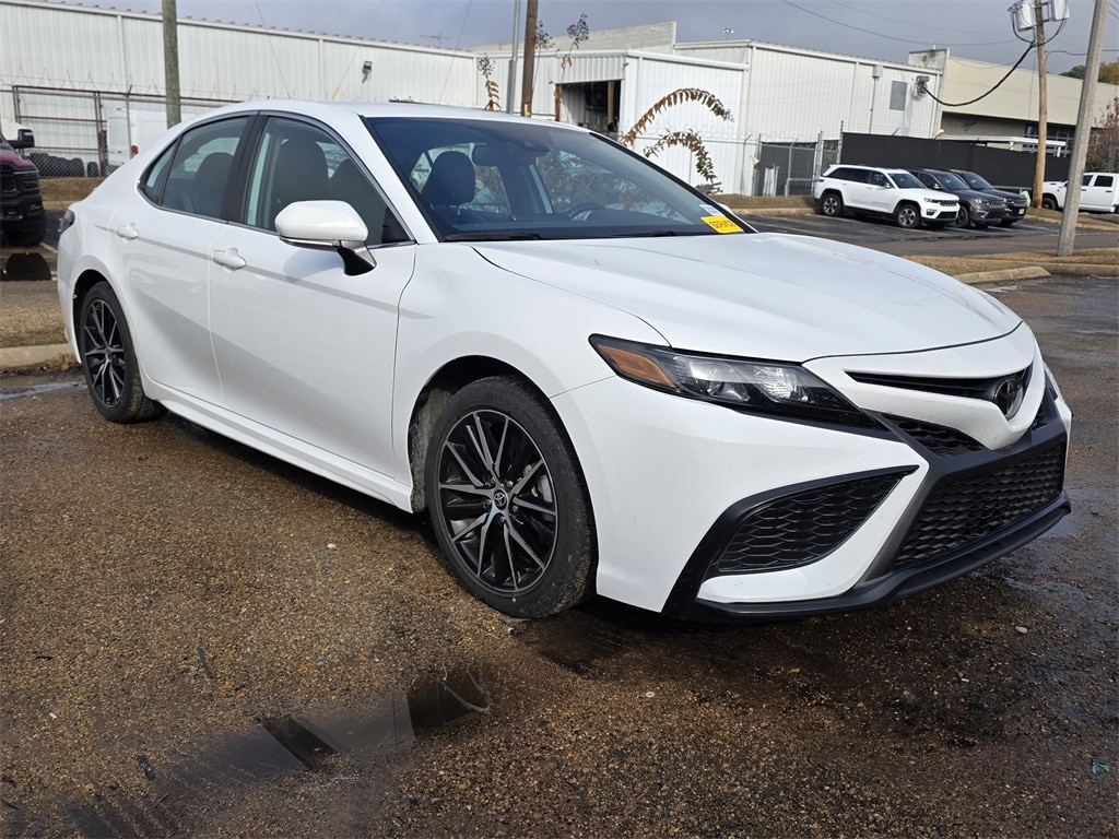 2024 Toyota Camry SE's photo