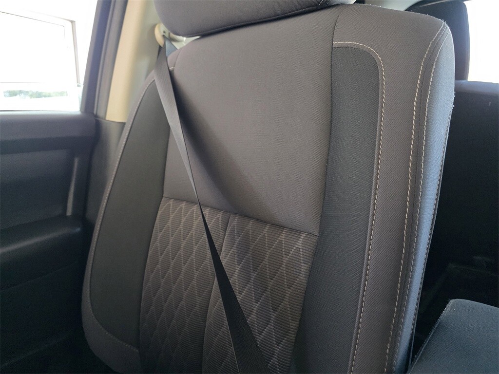 2022 Nissan Titan SV Crew Cab photo 3