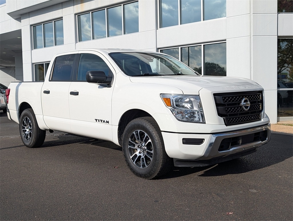 2022 Nissan Titan SV's photo