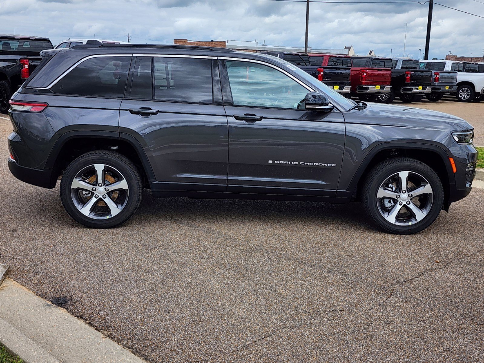 2024 Jeep Grand Cherokee Limited photo 2