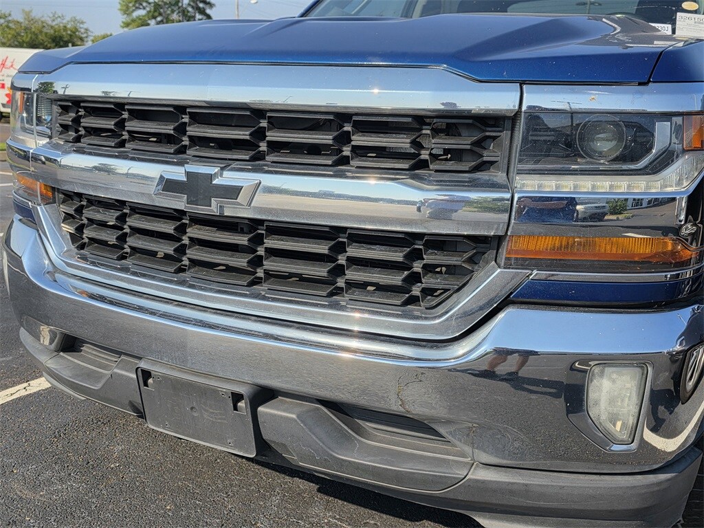 2018 Chevrolet Silverado 1500 LT photo 2