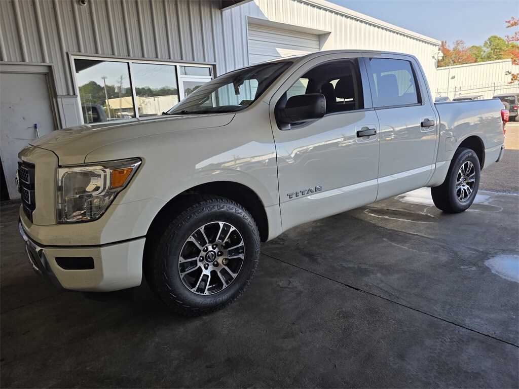2022 Nissan Titan SV Crew Cab photo 2