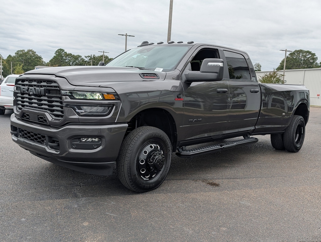 New 2025 Ram 3500 BIG HORN CREW CAB 4X4 8' BOX Pickup