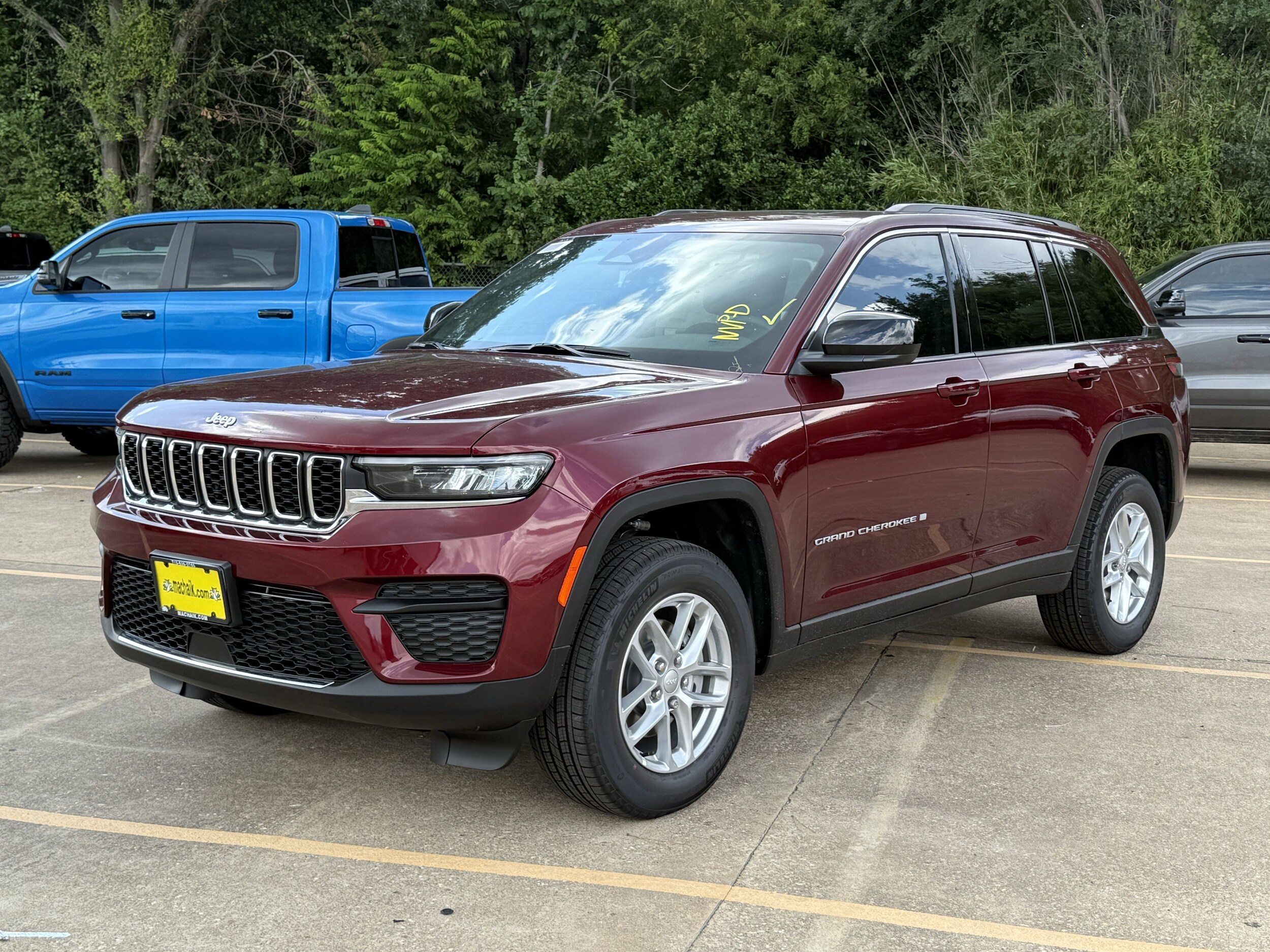2025 Jeep Grand Cherokee Laredo photo 4