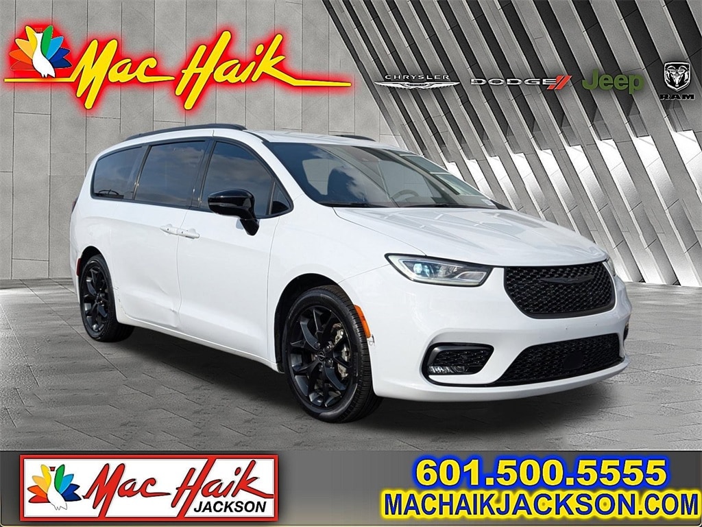 2024 Chrysler Pacifica Touring L's photo