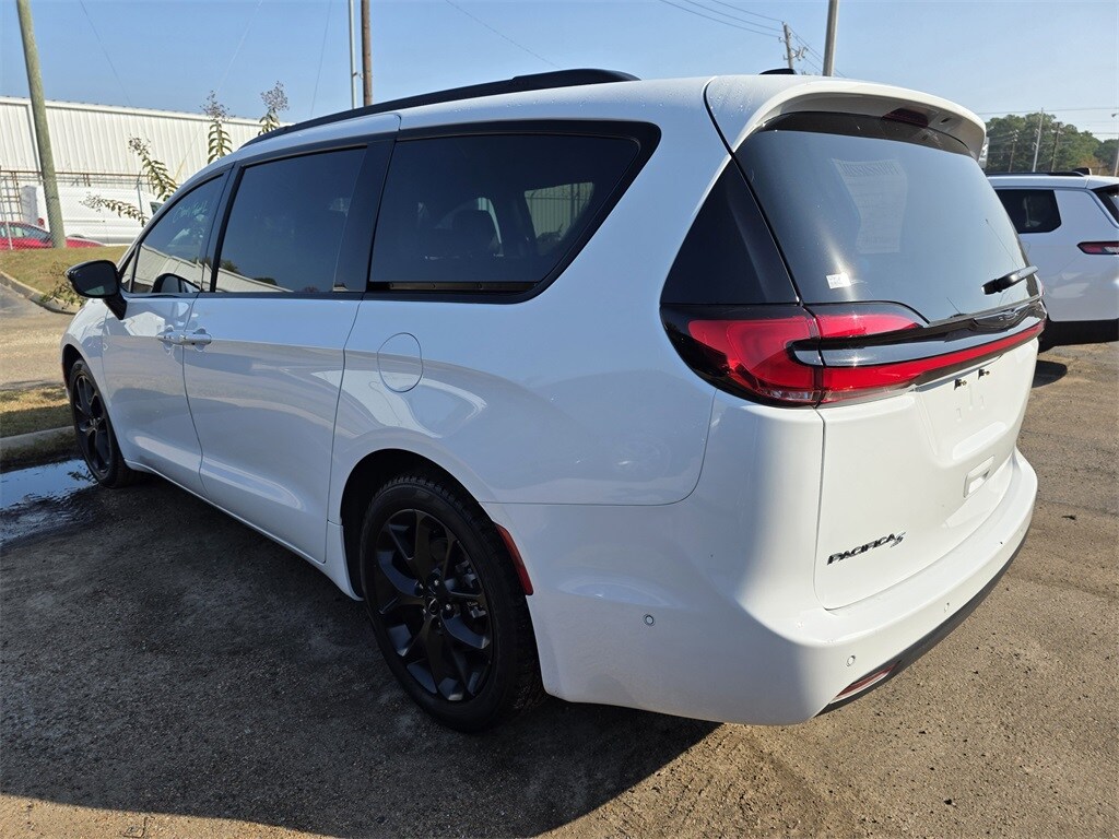 2024 Chrysler Pacifica Touring L photo 2