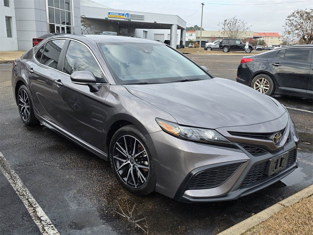 2024 Toyota Camry SE's photo