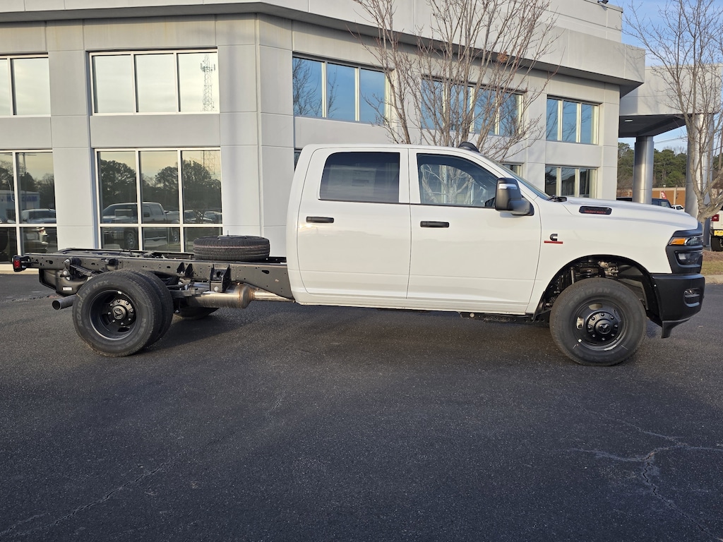 New 2026 Ram 3500 Chassis Cab TRADESMAN CREW 4X4 60' CA Pickup