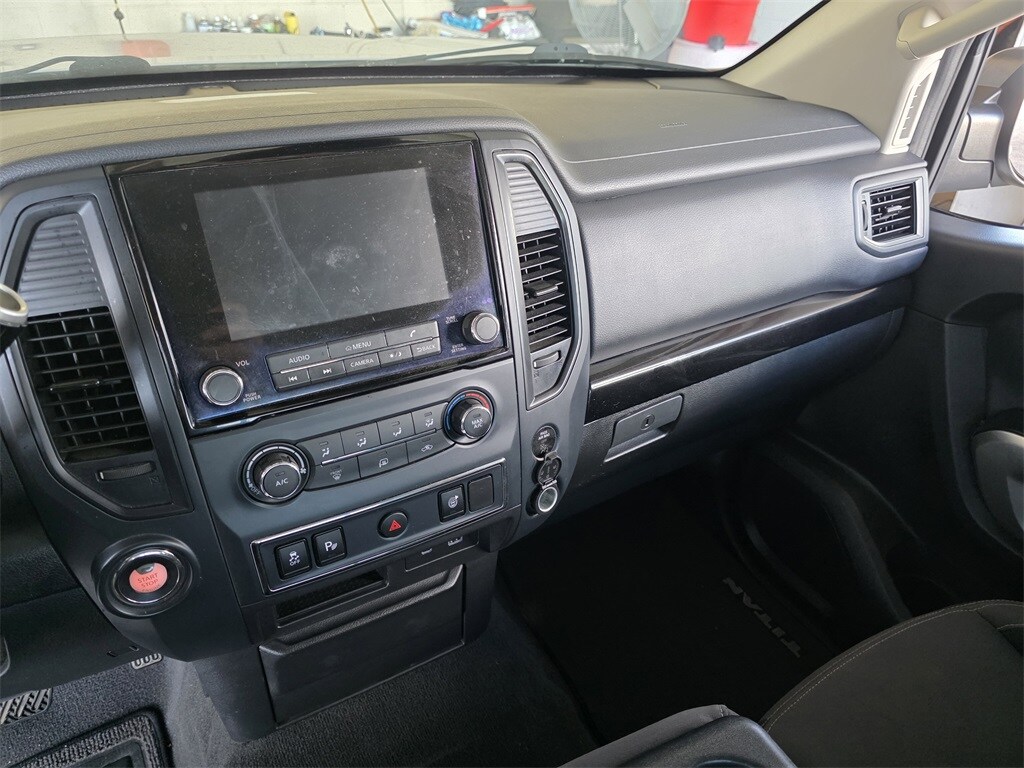 2022 Nissan Titan SV Crew Cab photo 4
