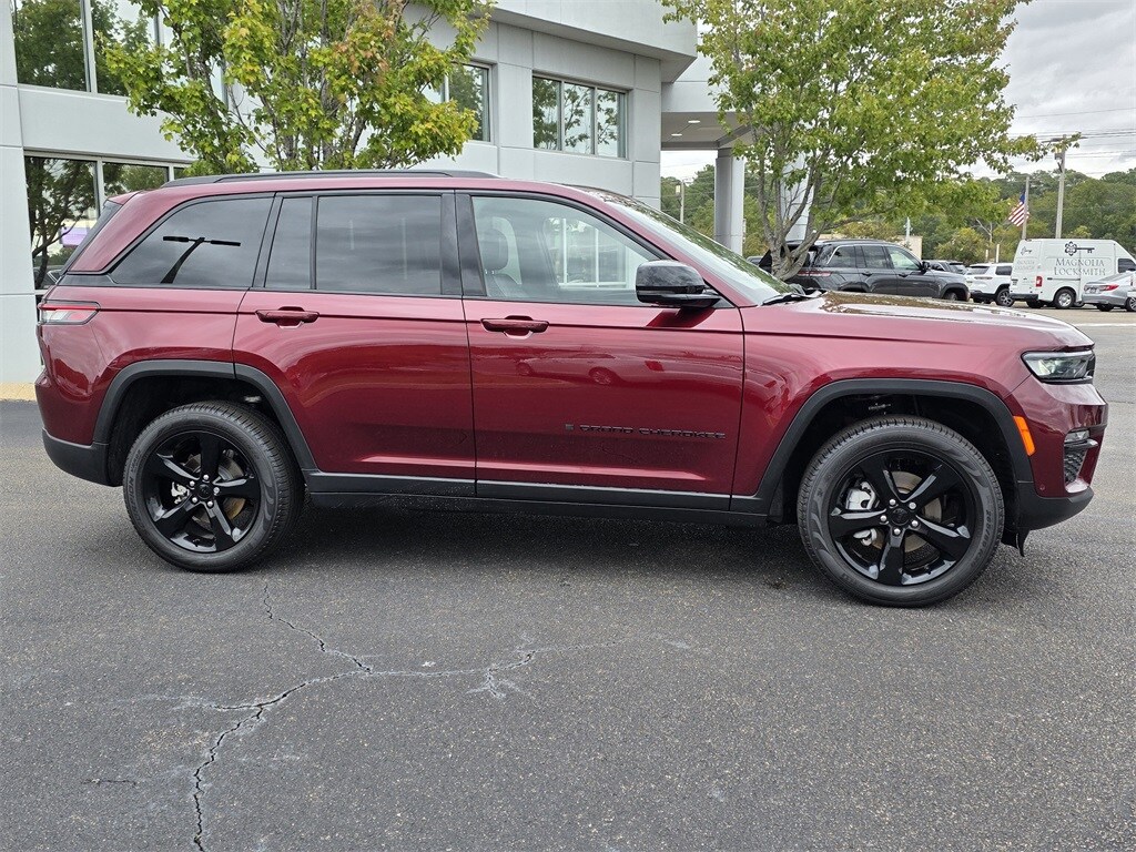 2025 Jeep Grand Cherokee Limited photo 3