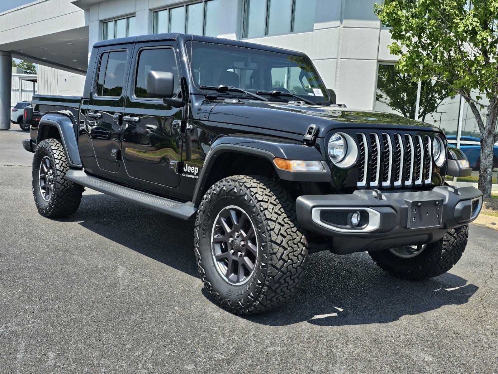 Used 2022 Jeep Gladiator Overland with VIN 1C6HJTFGXNL160003 for sale in Jackson, MS