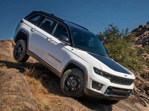 2024 Jeep Grand Cherokee 4xe off-roading