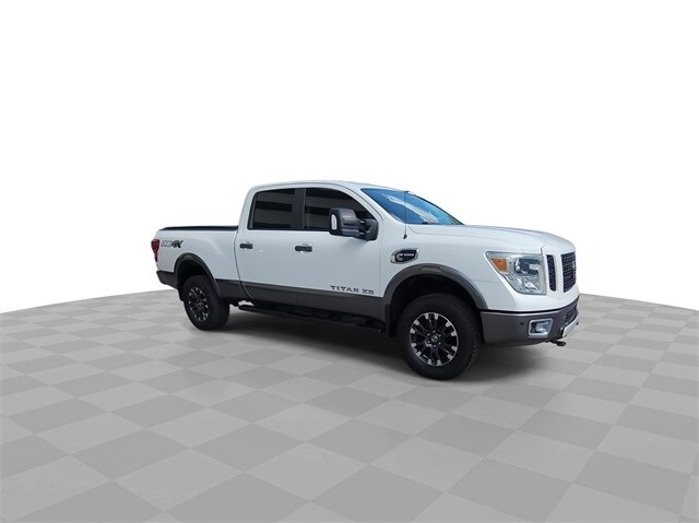 2017 Nissan Titan PRO-4X photo 2