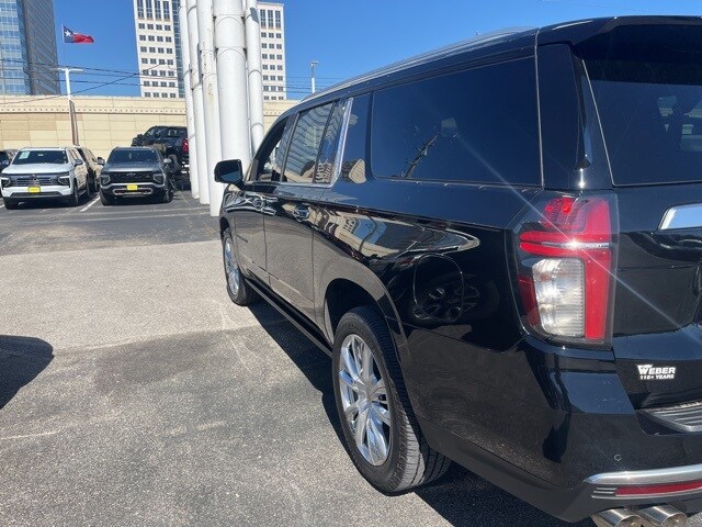 2021 Chevrolet Suburban High Country photo 3