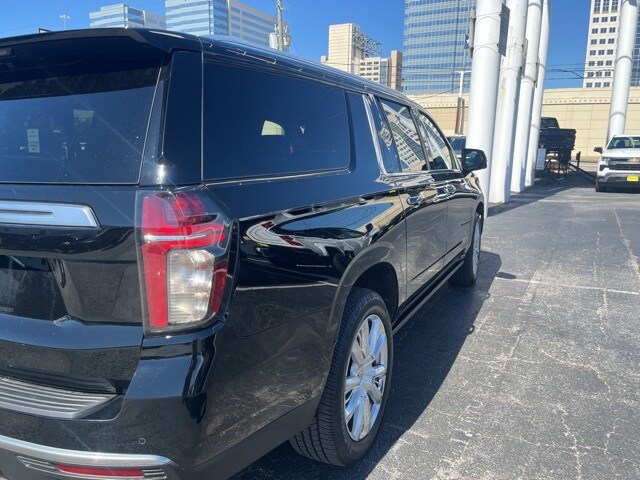 2021 Chevrolet Suburban High Country photo 2