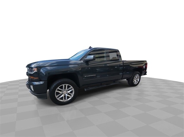 2017 Chevrolet Silverado LT photo 4