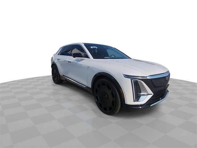 2024 Cadillac Lyriq Luxury photo 2