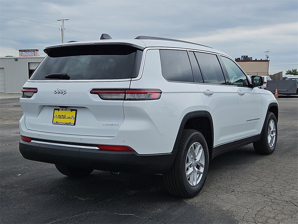 2025 Jeep Grand Cherokee Laredo photo 3