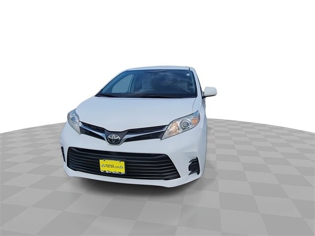 2020 Toyota Sienna LE photo 3