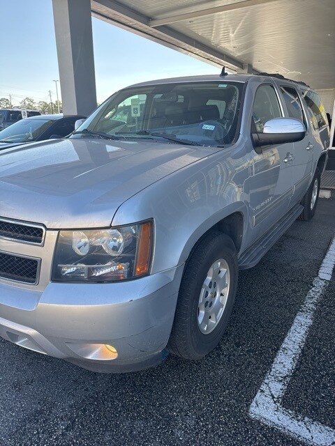 2014 Chevrolet Suburban 1500 LT photo 3