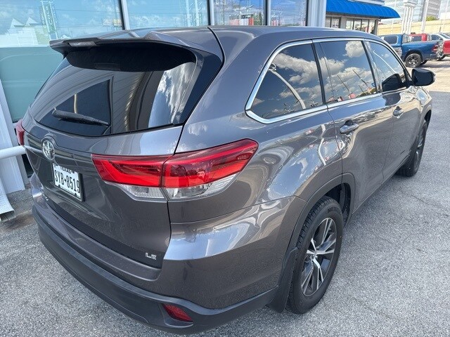 2019 Toyota Highlander LE photo 3