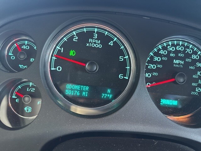 2014 Chevrolet Suburban 1500 LT photo 4