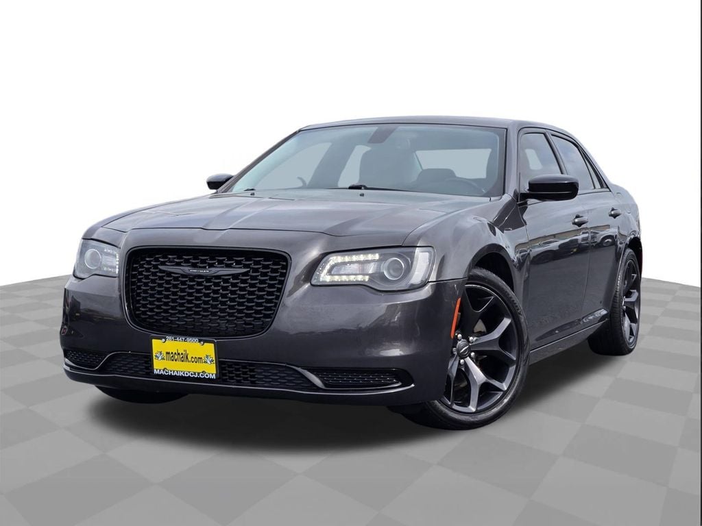 2021 Chrysler 300 Touring's photo