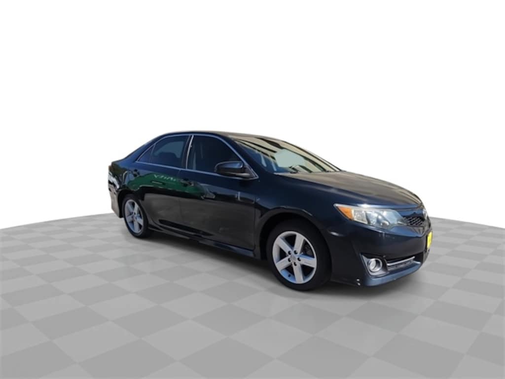 Used 2014 Toyota Camry SE Sedan