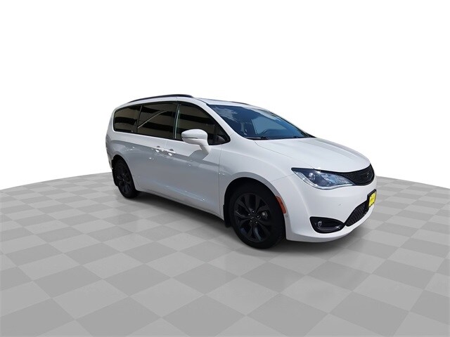 2018 Chrysler Pacifica Limited photo 2