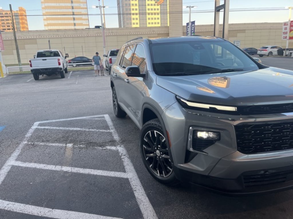 Used 2025 Chevrolet Traverse LT SUV