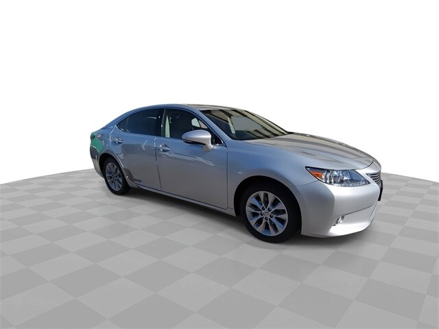 2014 Lexus ES 300h photo 2
