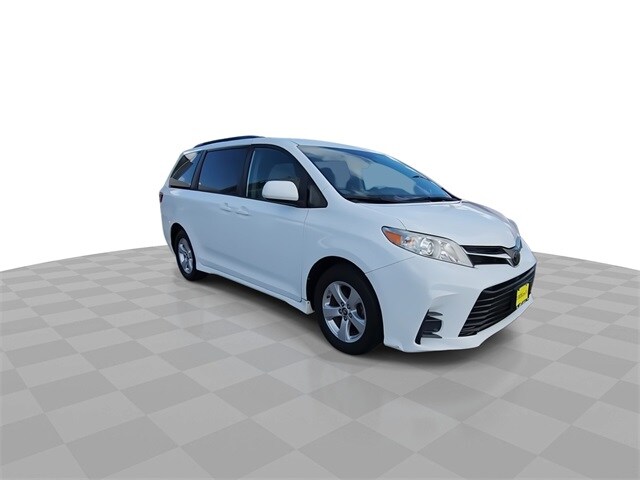 2020 Toyota Sienna LE photo 2