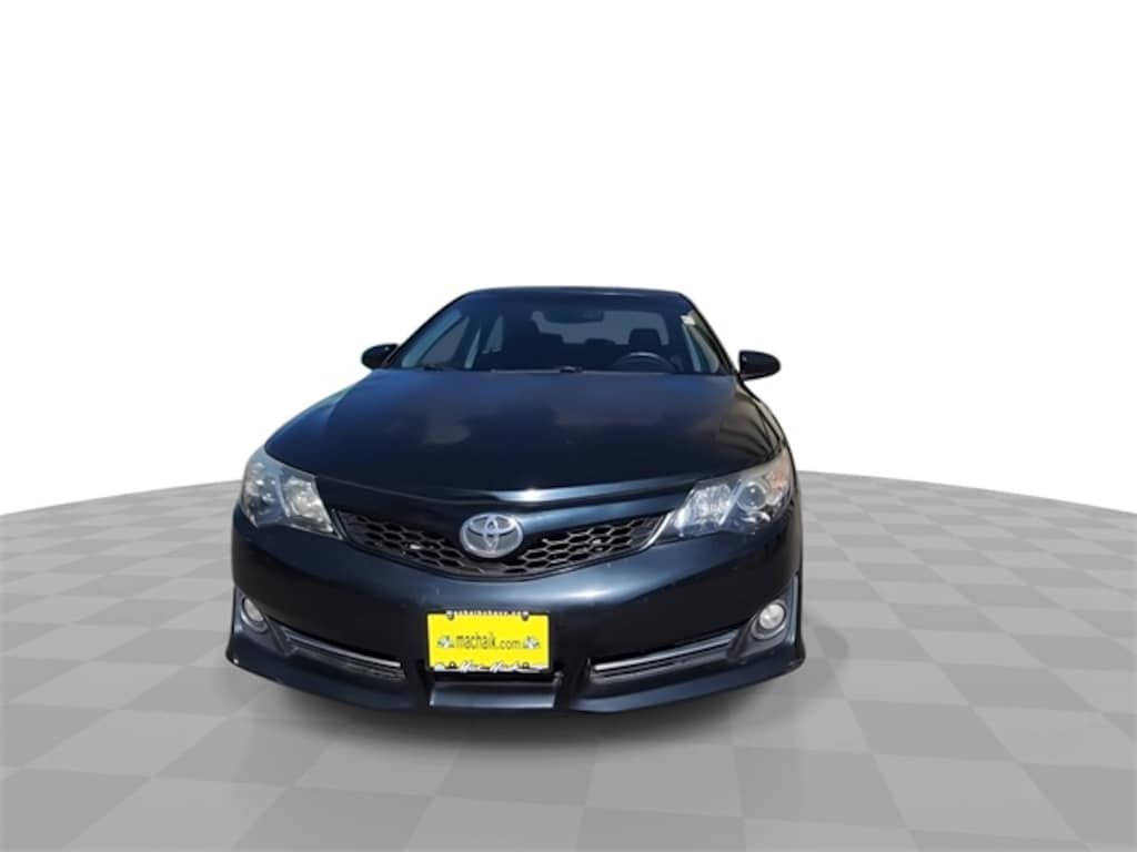 Used 2014 Toyota Camry SE Sedan