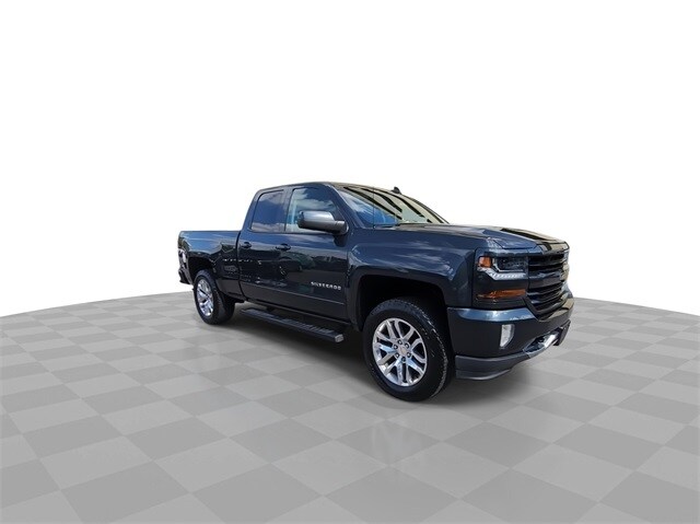 2017 Chevrolet Silverado LT photo 2