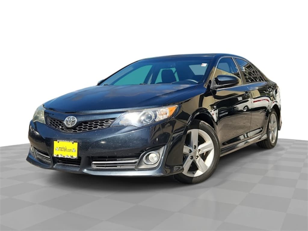 Used 2014 Toyota Camry SE Sedan