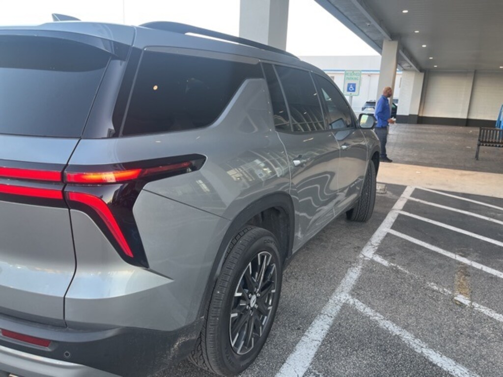 Used 2025 Chevrolet Traverse LT SUV